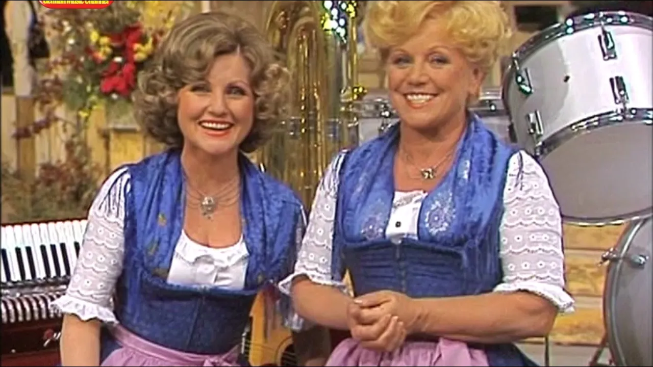 Розамунда на немецком. Группа баварская карусель. Rosamunde polka. Фон ансамбль немецкий фальклер. Розамунда песня.