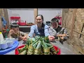 Make traditional Vietnamese sticky rice cakes (Banh Chung) for your children to eat.Dangthidu 