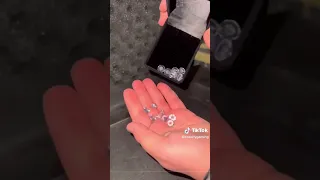 قطع الماس في مكان سري 