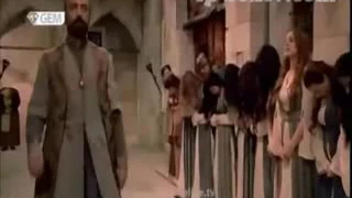 دي اللي خدتني مني ودي اللي بتحسسني اني ملكت كل الدنيا ديا  عشان لقيتها دندنها