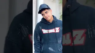 واقف على القمه ومعايا مكالمه مصمم فيديوهات Explorepage عمر شاور F 