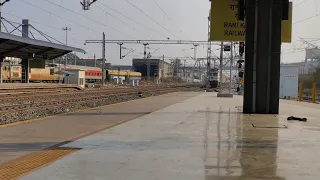 Pune to Lucknow Junction 11407 Express arrives at Rani Kamlapati Railway Station on platform no 3