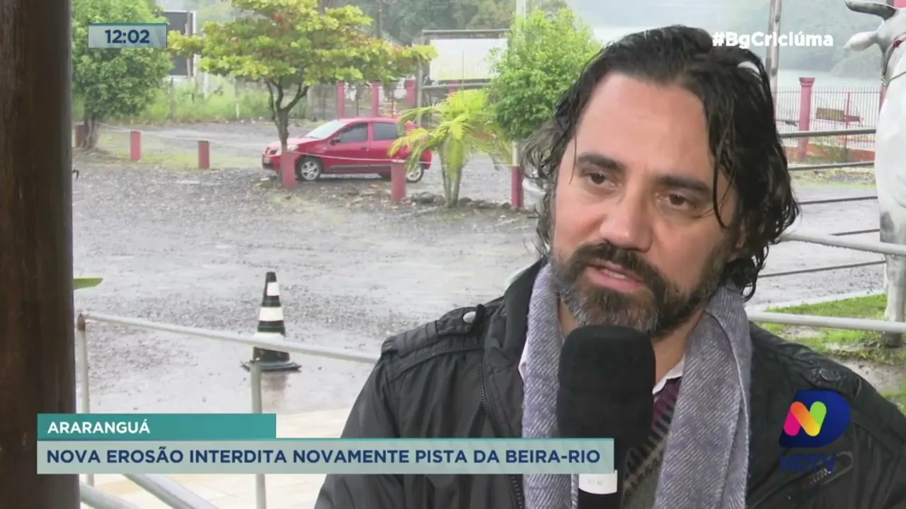 Nova erosão interdita novamente pista na beira-rio de Araranguá