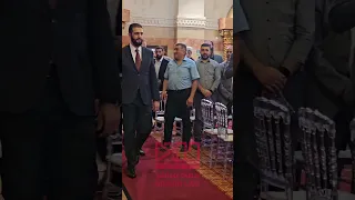 أثناء دخول السيد الرئيس أحمد الشرع للاجتماع مع وجهاء وأعيان من أهالي محافظة حماة 