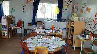 أطفال روض الاطفال يقولون مع السلامة 2018 ومرحبا 2019 