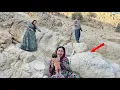 Download Lagu Giving birth amidst pursuit by enemies, a pregnant woman's deadly escape😱
