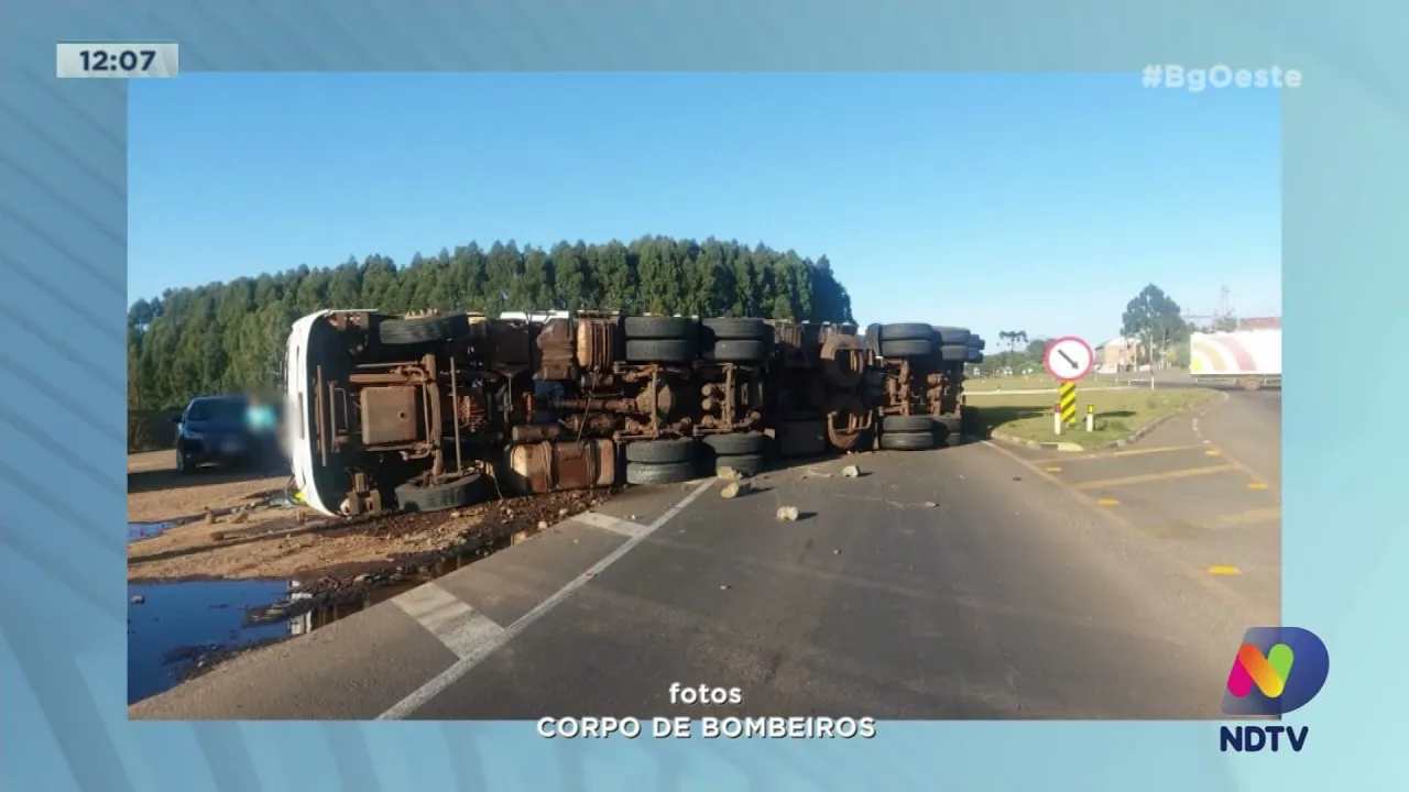 Carreta carregada com madeira tomba na BR-282 em Vargeão