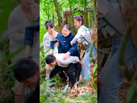 The old mother fell while picking bamboo leaves and twisted her ankle #shorts #viralshorts #bamboo