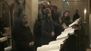 آباء رهبان دير السريان مع آباء رهبان دير أبو مقار يصلون لحن تين أويه إنسوك  نتبعك بكل قلوبنا بدير أب دندنها