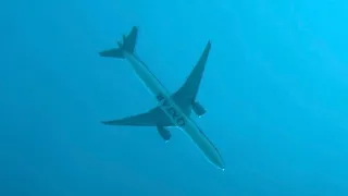 Qatar Airways Boeing 777-3DZ ER QR701 A7-BEP landing to JFK Airport over my house from DOH