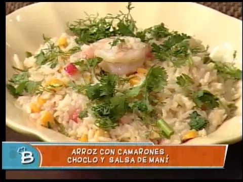 Arroz con camarones, choclo y salsa de maní