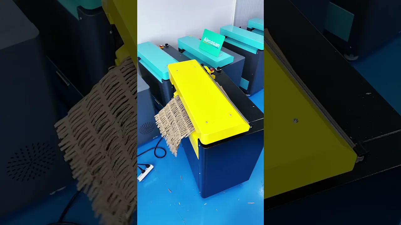 Aquele papelão velho? É seu próximo suprimento de embalagem. Passe-o por um triturador de papelão