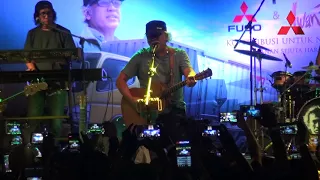 Download Iwan Fals   Pohon untuk Kehidupan   Live Mithsubishi Cirebon MP3