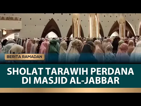 Warga Padati Masjid Al Jabbar untuk Laksanakan Salat Tarawih Perdana