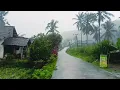 Lagu Hujan deras di desa menambah keindahan alam pedesaan di perkampungan suku jawa