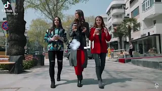 اخنا التلاتة سوا رايحين نشم الهوا      دندنها