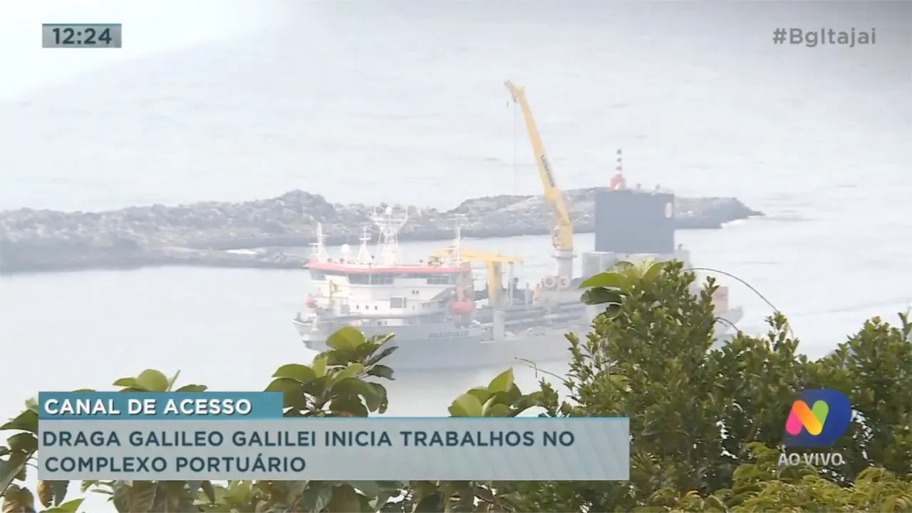 Draga Galileu Galilei inicia trabalhos no complexo portuário do rio Itajaí açu