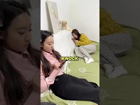 穿上吉利服假装一盆花草,看看双胞胎姐妹的反应,姐姐今天终于翻身了!😂🤣 #搞笑 #剧情 #funny