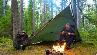 FIRE IN THE RAIN - SOLO CAMPING AND BUSHCRAFT - WILD EDIBLES