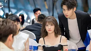 بنت بيتنمروا عليها وعلي شكلها ومفكرين مفيش شاب هيحبها بس اوسم طالب بيرتبط بيها وبيغيرها ملخص مسلسل 