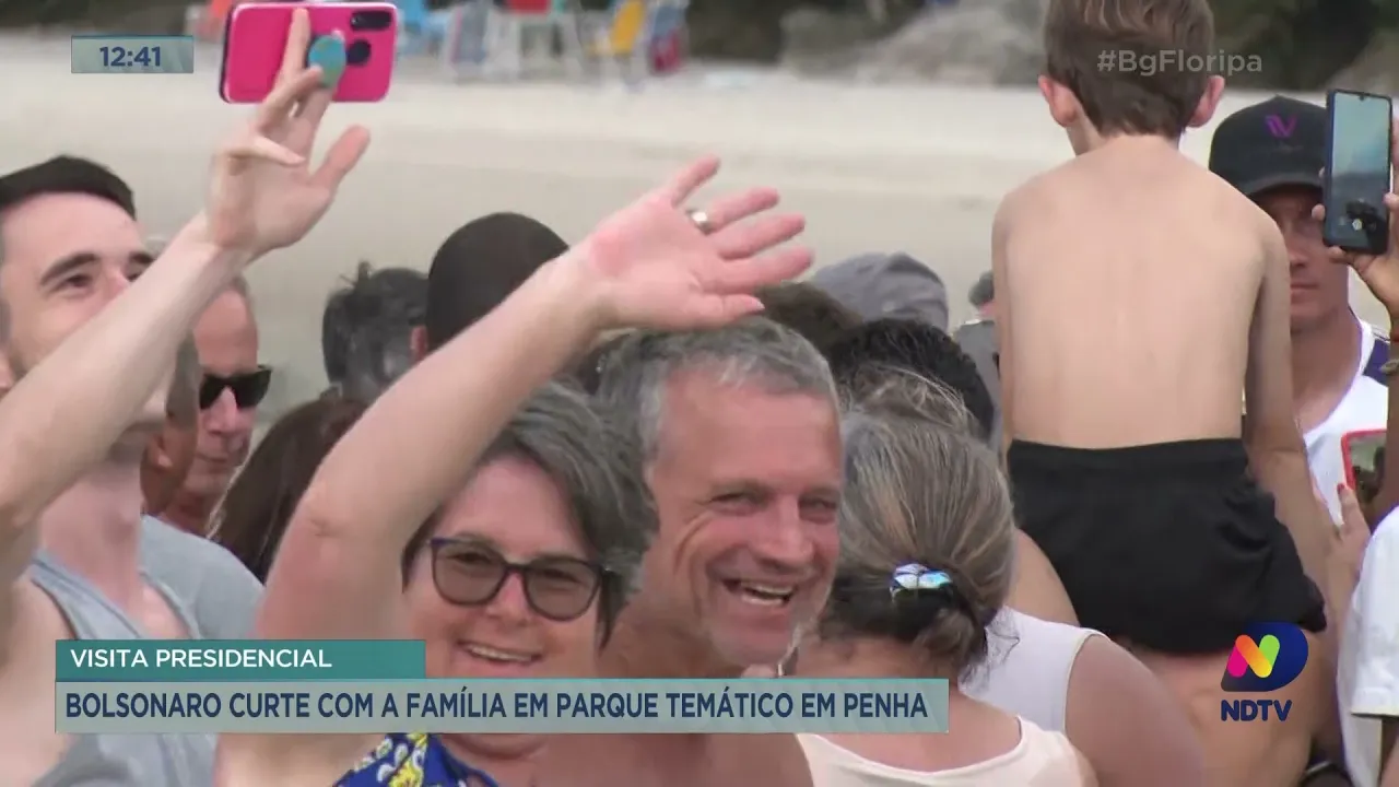 Bolsonaro curte com a família em parque temático em Penha