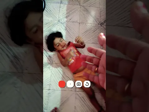 mikku ka hath busy hai to pair de raha