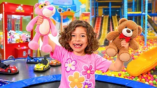Neva & Nali Play at the Indoor Playground with Mommy! Trampoline, Claw Machine & Bumper Cars! 🎠