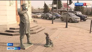 Омские активисты сегодня надели маски на известные в городе памятники