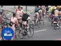 Lagu Cyclists strip off and travel through London for World Naked Bike Ride