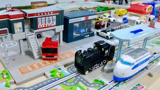 トミカプラレールブロック はたらくくるまを組み立て！坂道走行・トミカタウンに駐車☆パネルワールドの街を新幹線&機関車が走行