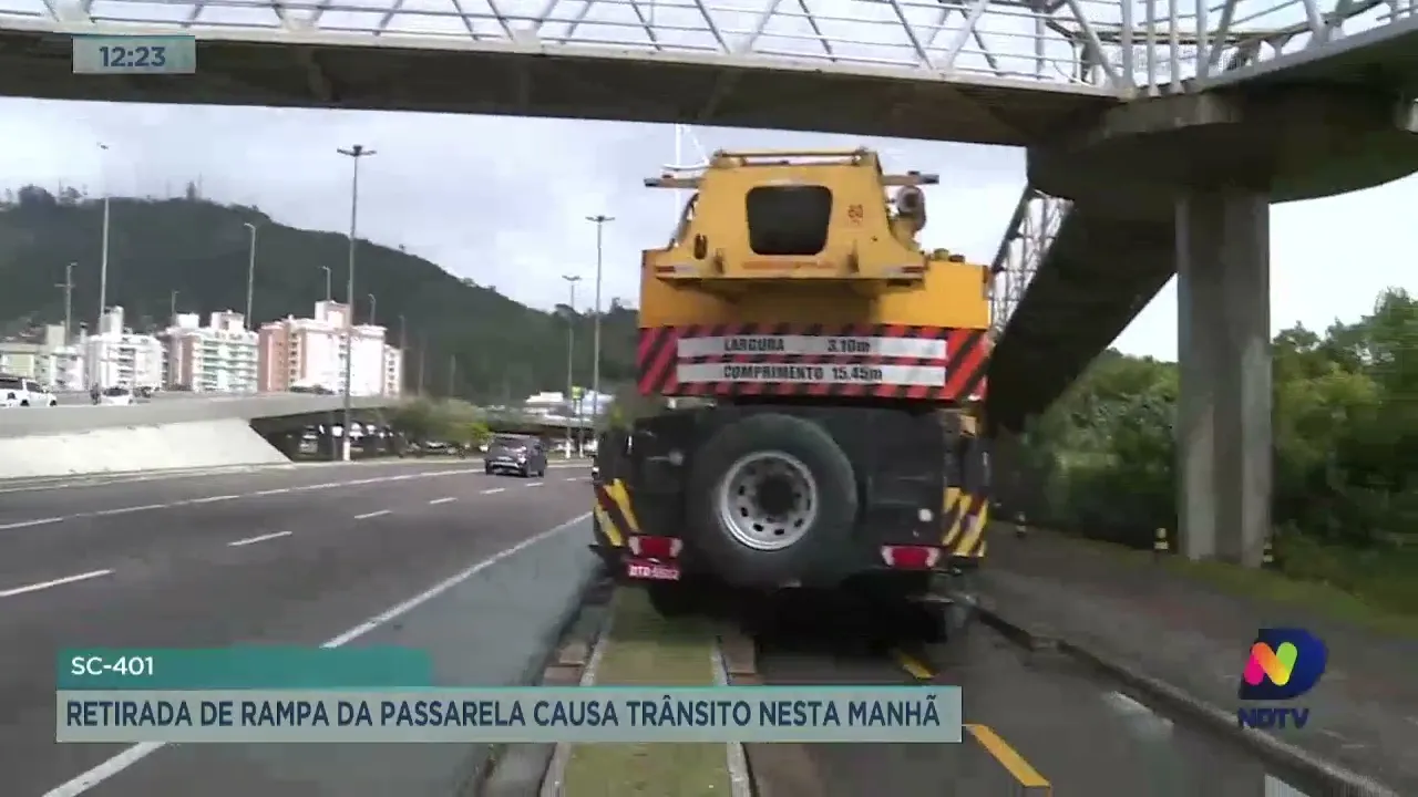 Retirada de rampa de passarela da SC-401 causa trânsito em Florianópolis