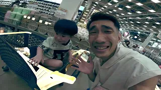 em bé tiêu 1 triệu đồng 🙀 THỬ THáCH em bé đụng gì MUA CÁI ĐÓ cho em ! EM TRAI CHIPPY EM BÉ JI bun