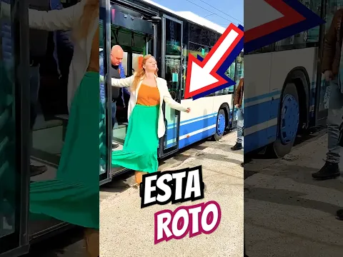 ¡Su vestido está ROTO ! 😱😓🚌