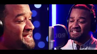 شقيق محمد منير اتحداك اذا فرقت بين صوتهم أحمد منير أسوان 