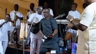 see how pasuma surprise everyone with his dance steps as he performs on stage
