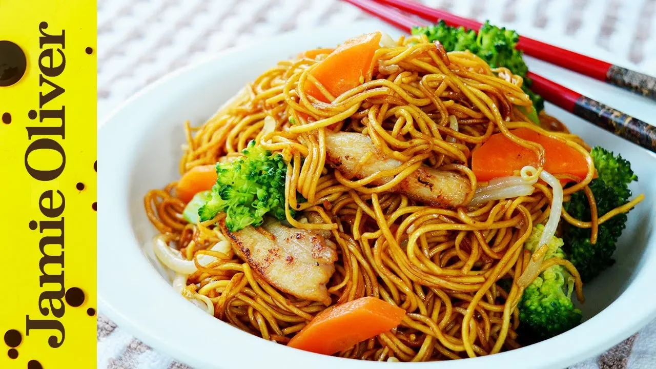 CHICKEN CHOW MEIN | EASY Chicken Chow Mein Recipe | Cooking At Home. 
