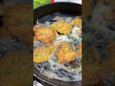 ডিমের বড়া ভাজসে।