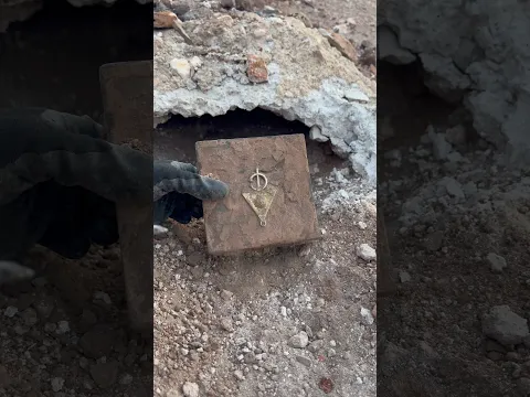 Opening a chest full of treasure #metaldetecting #discovery #treasure