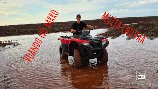 VOANDO NO BARRO COM O QUADRICICLO HONDA FOURTRAX 420