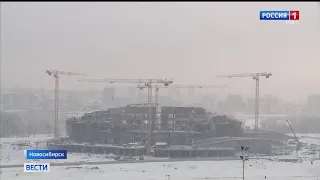 В Новосибирске строители монтируют купол над ледовой ареной