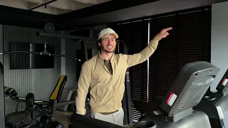 Deus está sempre com a mão estendida pra você ( segure na mão dele )