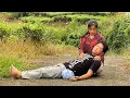 Download Lagu Trung had een ongeluk op weg naar de verstrooiing van de as van zijn moeder - Wie heeft Trung gered?