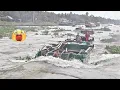 Lagu [243] Wooden boats collide dangerously in the face of fast flowing water