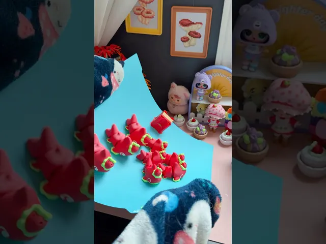 Strawberry Shark Flexi and clicker video thumbnail