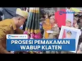 Lagu Tangis Haru Bupati Klaten Hamenang saat Taburkan Bunga di Atas Pusara Wabup Benny Indra