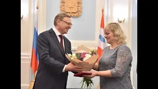 Александр Бурков поздравил женщин с присвоением высоких наград