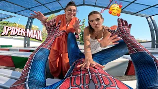THIS CRAZY GIRL AND HER MOM WANT SPIDER-MAN TO MARRY HER (Epic ParkourPOV Romantic Love)