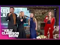 Lagu 'Song Sung Blue' Cast Singalong With Kelly Clarkson Audience!