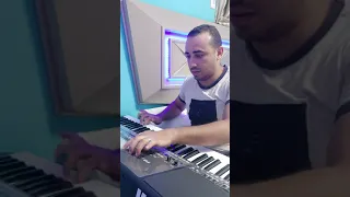 عزف رهيب اغنيه احمد سعد كل يوم بيفوت ويمشي       دندنها