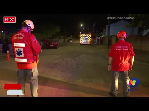 Casa pega fogo: Chamas teriam começado em baixo da churrasqueira